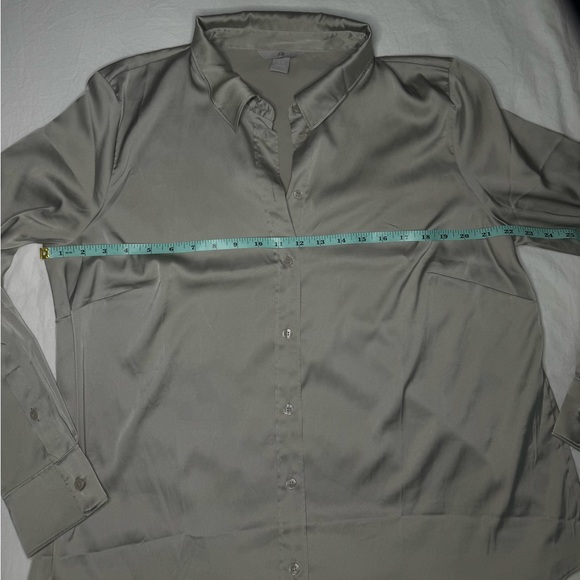 H&M Satin Blouse Long Sleeve Grey/Green Notched Collar Button Down - Picture 5 of 8